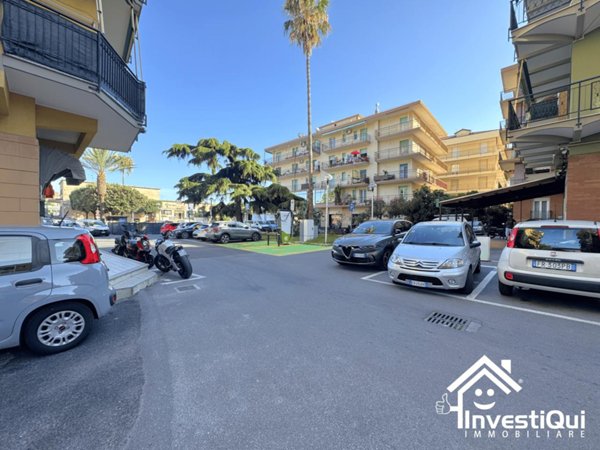 locale commerciale in vendita a Pietra Ligure