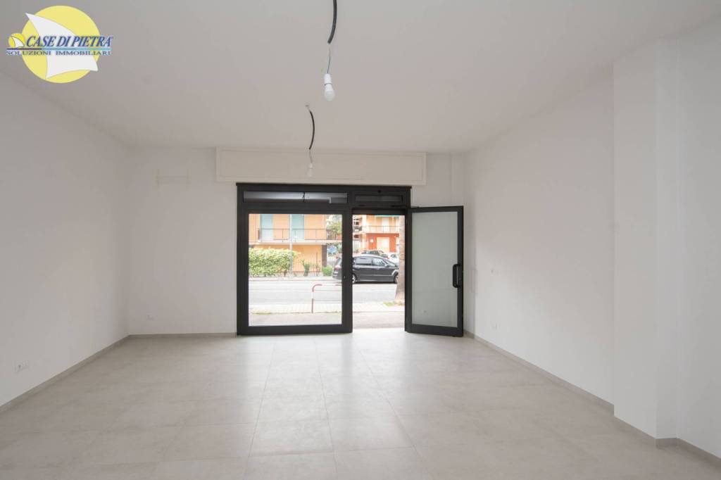 negozio in vendita a Pietra Ligure