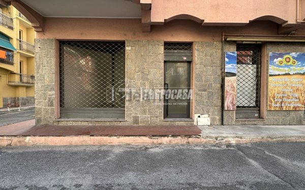 locale commerciale in vendita a Pietra Ligure