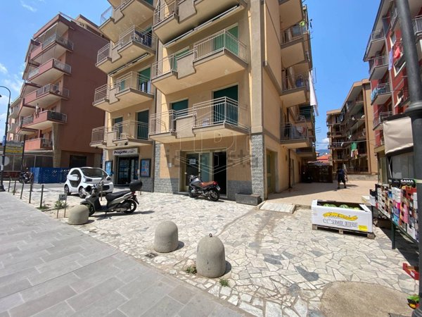 locale commerciale in vendita a Pietra Ligure