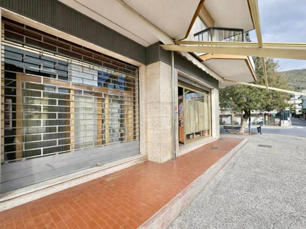 negozio in vendita a Pietra Ligure