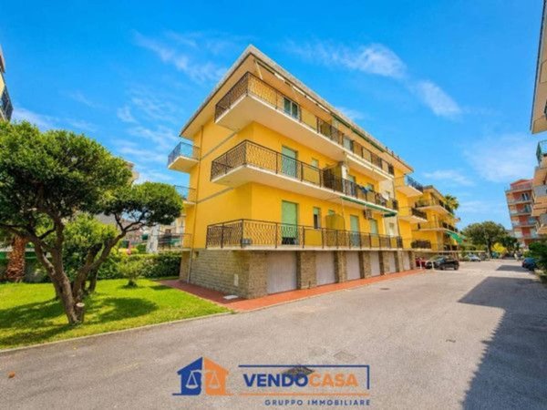 negozio in vendita a Pietra Ligure in zona Santa Corona
