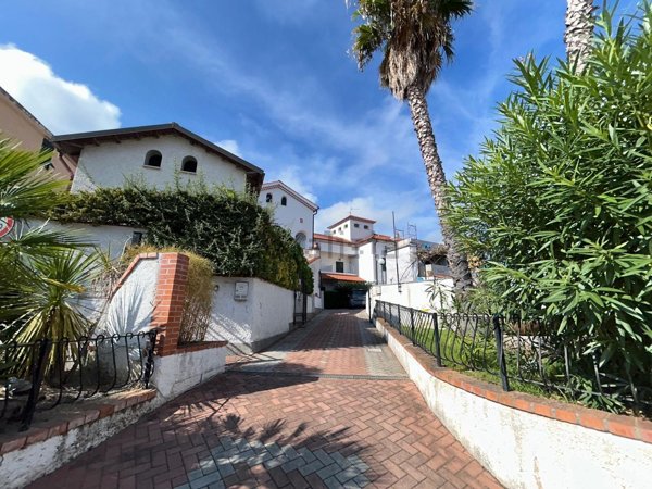 appartamento in vendita a Pietra Ligure in zona Santa Corona