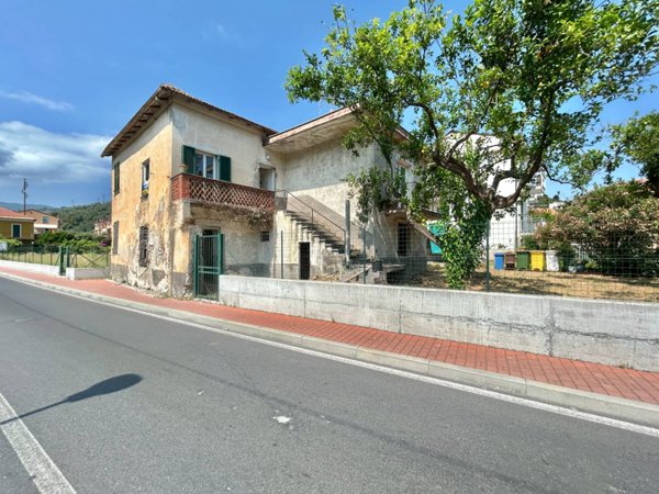 casa indipendente in vendita a Pietra Ligure in zona Santa Corona