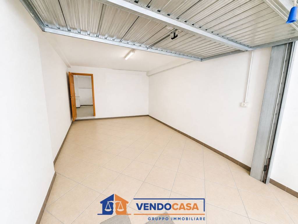 locale commerciale in vendita a Pietra Ligure in zona Santa Corona