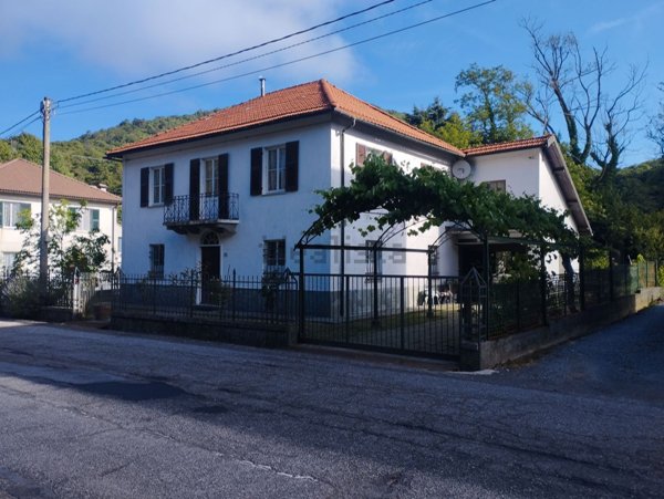 casa indipendente in vendita a Pontinvrea