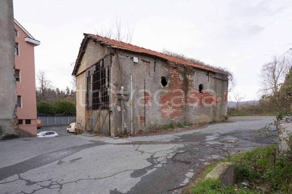 locale di sgombero in vendita a Quiliano in zona Cadibona