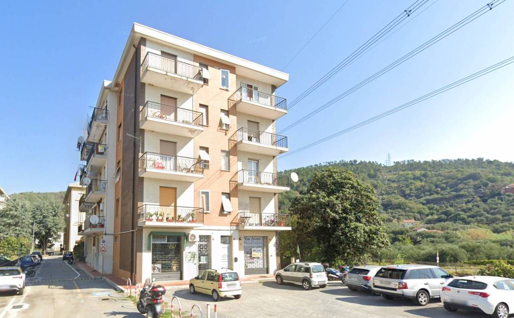 locale commerciale in vendita a Quiliano