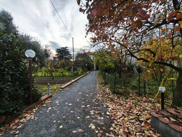 casa indipendente in vendita a Quiliano in zona Valleggia