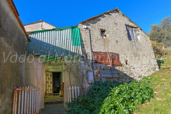 casale in vendita a Quiliano in zona Roviasca