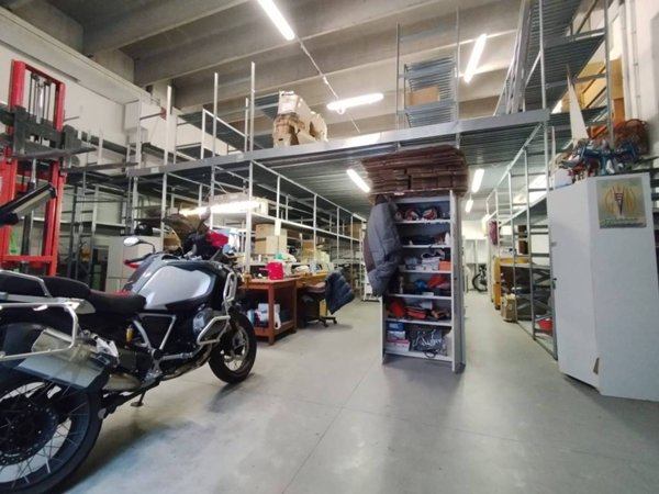 locale commerciale in vendita a Savona
