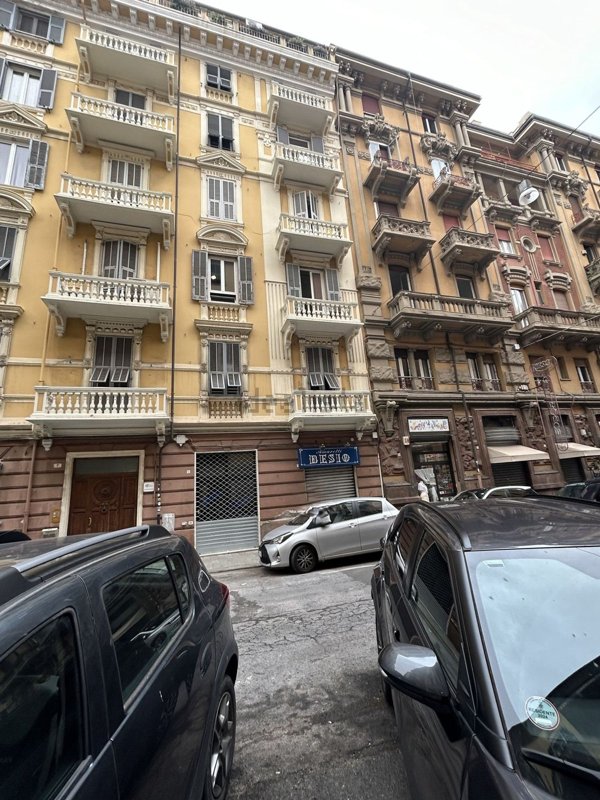 locale commerciale in vendita a Savona