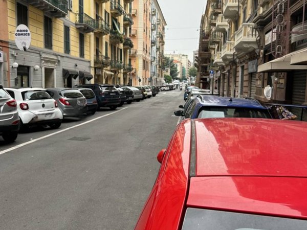 locale commerciale in vendita a Savona