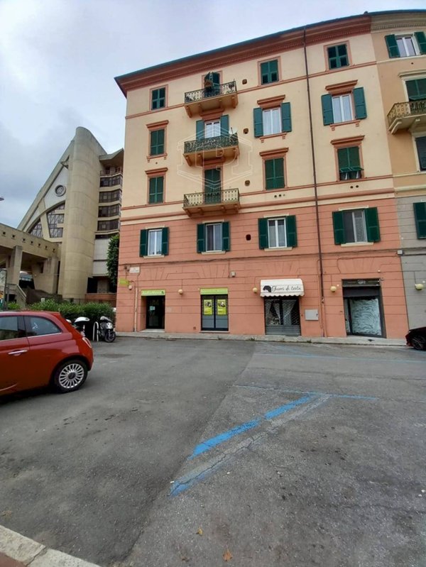 locale commerciale in vendita a Savona