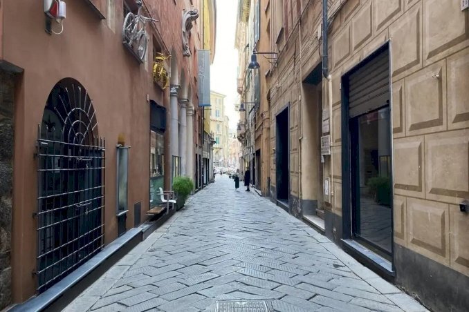 locale commerciale in vendita a Savona in zona Centro Storico