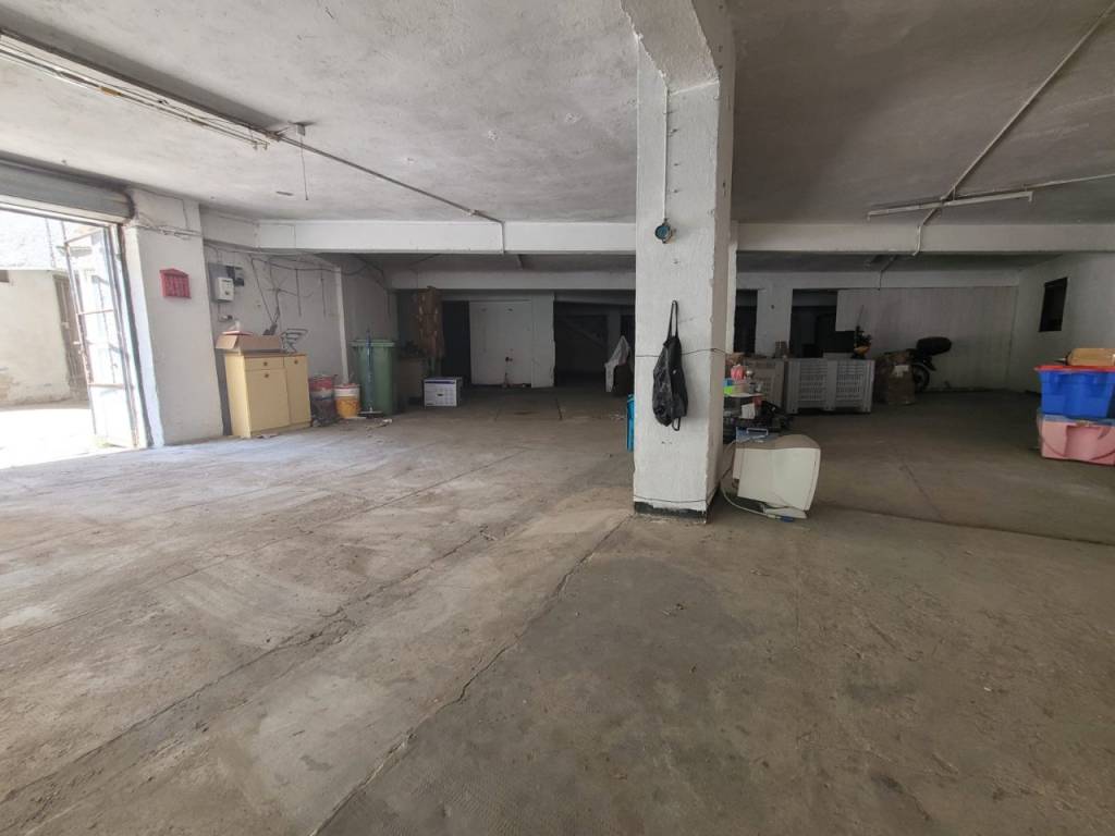 locale commerciale in vendita a Savona