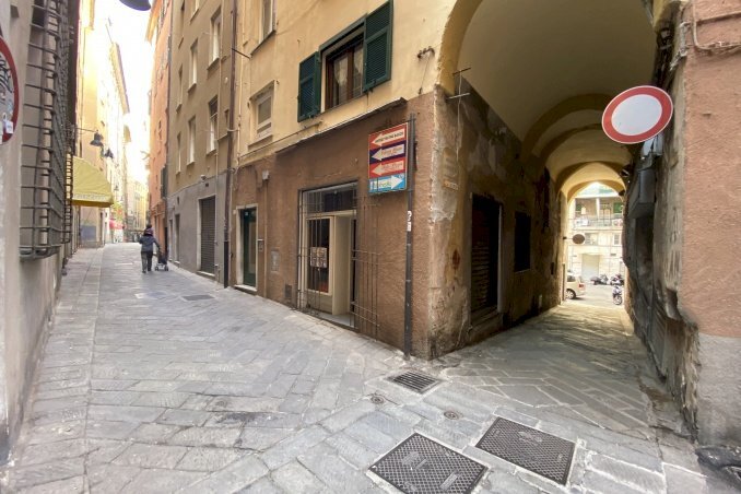 locale commerciale in vendita a Savona in zona Centro Storico