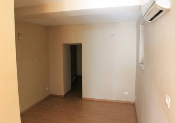 locale commerciale in vendita a Savona