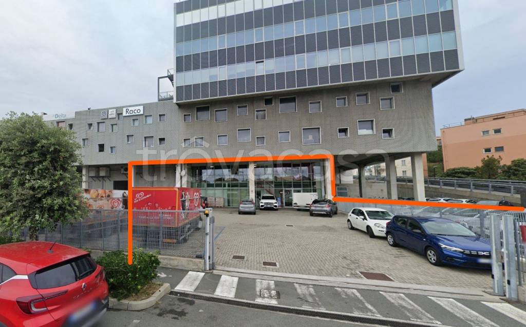 locale commerciale in vendita a Savona