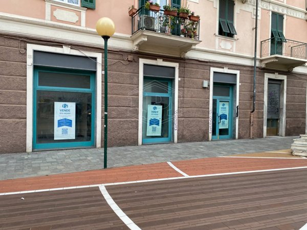 locale commerciale in vendita a Savona