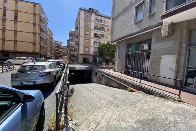 locale commerciale in vendita a Savona