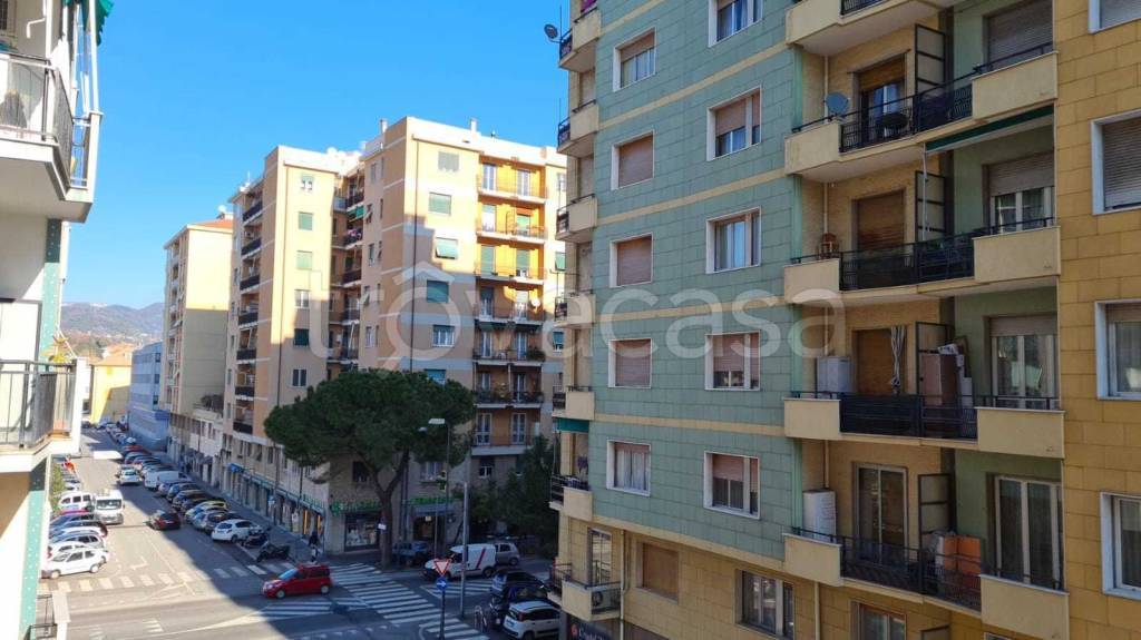 locale commerciale in vendita a Savona