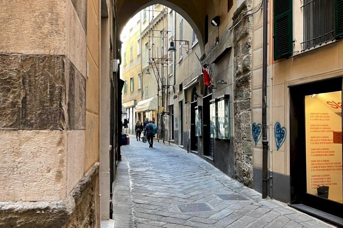 locale commerciale in vendita a Savona in zona Centro Storico