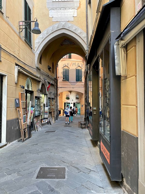 locale commerciale in vendita a Savona in zona Centro Storico