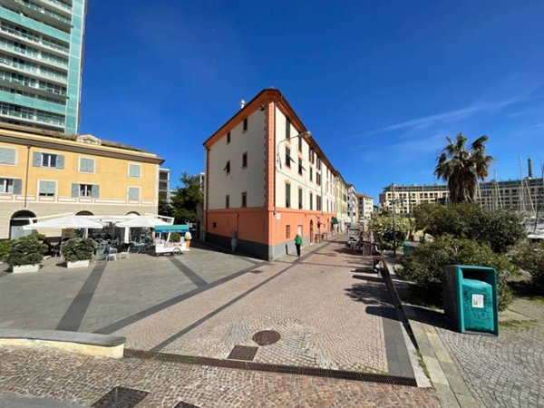 locale commerciale in vendita a Savona in zona Centro Storico