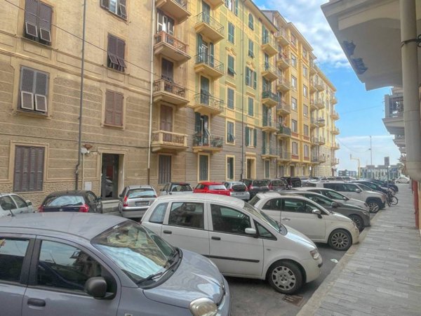 locale commerciale in vendita a Savona