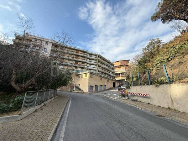 locale commerciale in vendita a Savona
