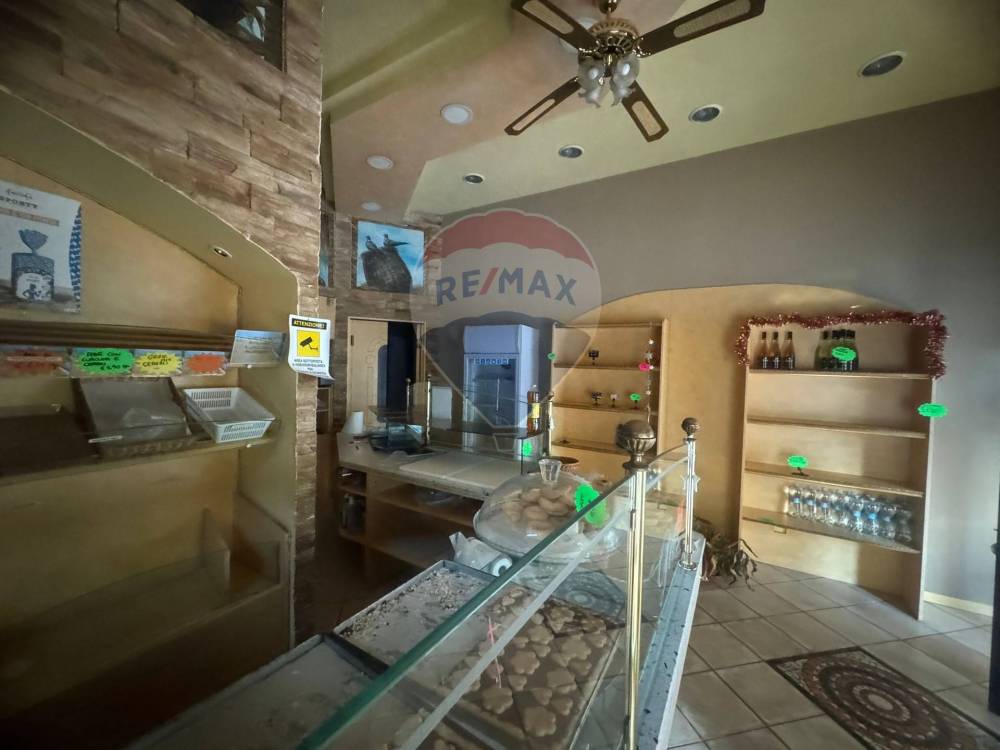 locale commerciale in vendita a Savona