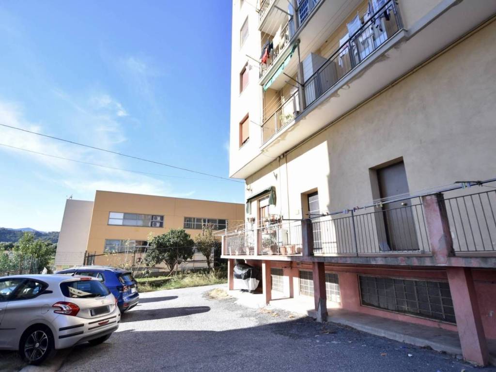 locale commerciale in vendita a Savona