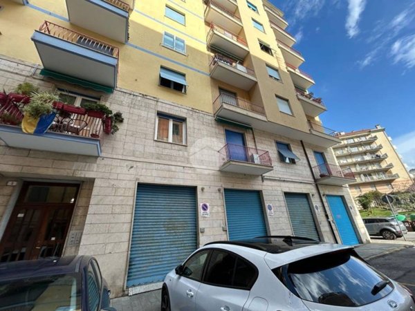 locale commerciale in vendita a Savona