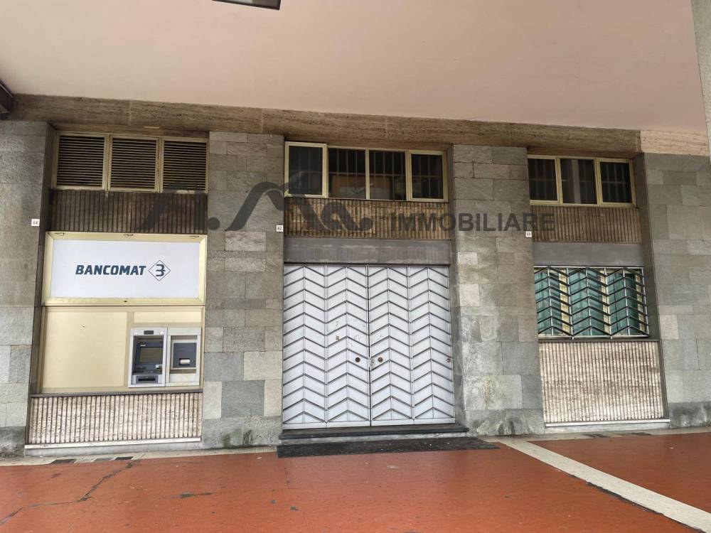 locale commerciale in vendita a Savona