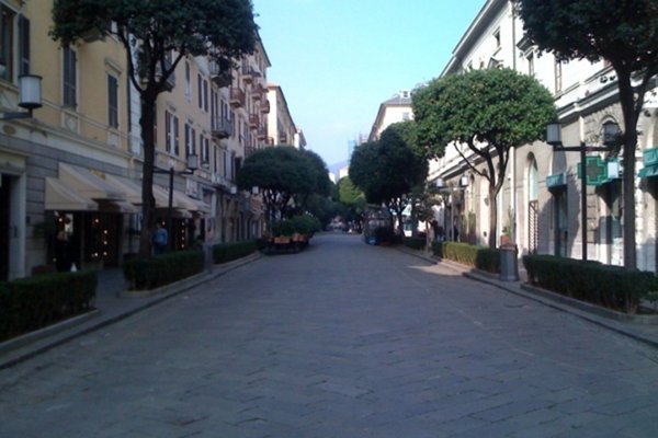 locale commerciale in vendita a Savona