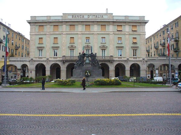 locale commerciale in vendita a Savona