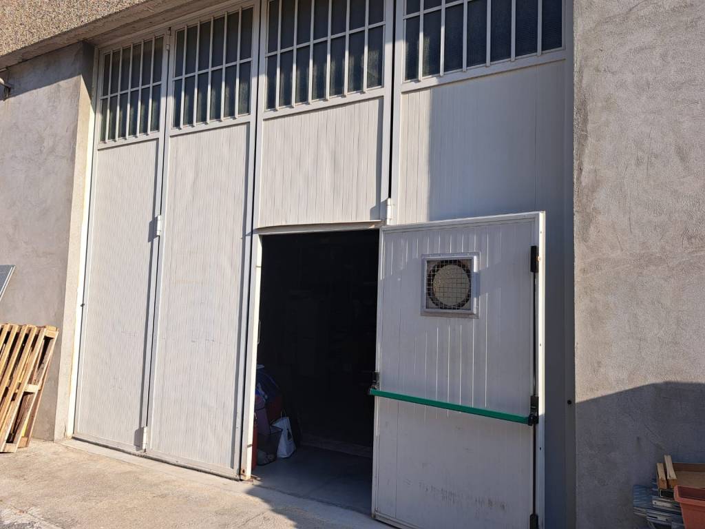 locale commerciale in vendita a Savona