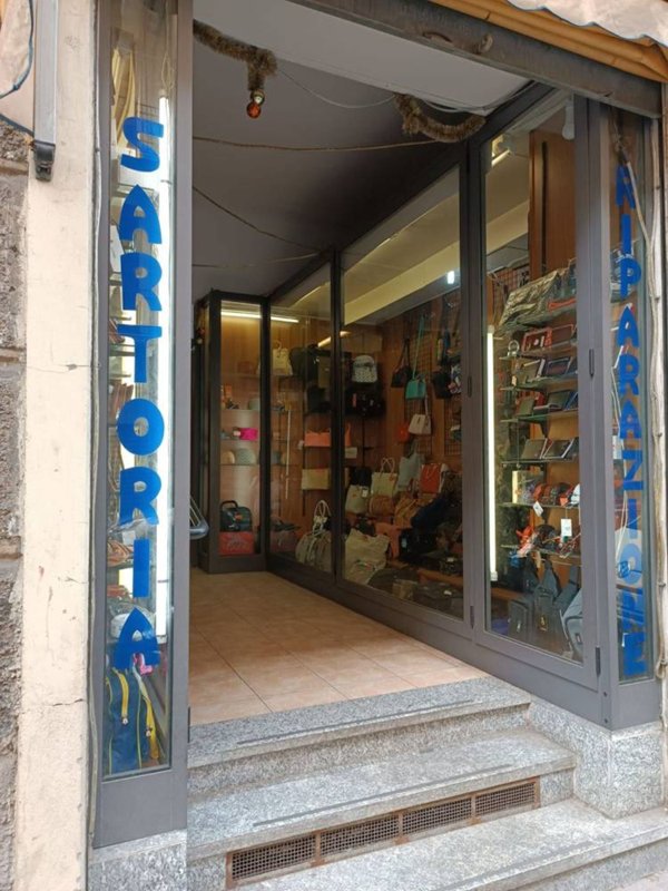locale commerciale in vendita a Savona in zona Centro Storico