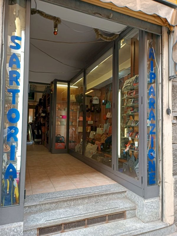 locale commerciale in vendita a Savona in zona Centro Storico