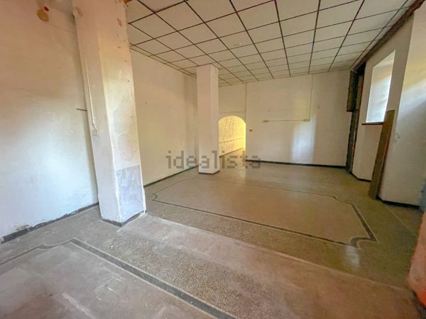 locale commerciale in vendita a Savona