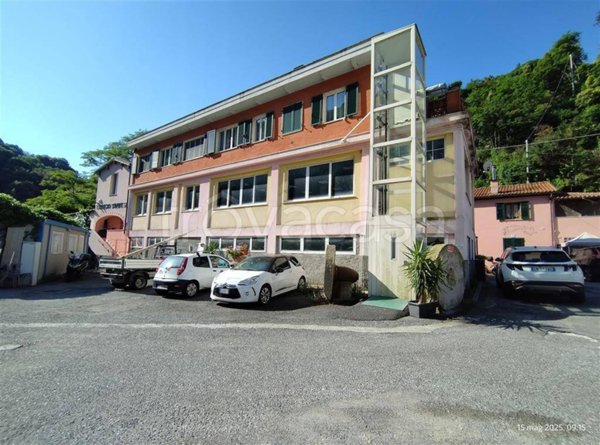 locale commerciale in vendita a Savona in zona Santuario