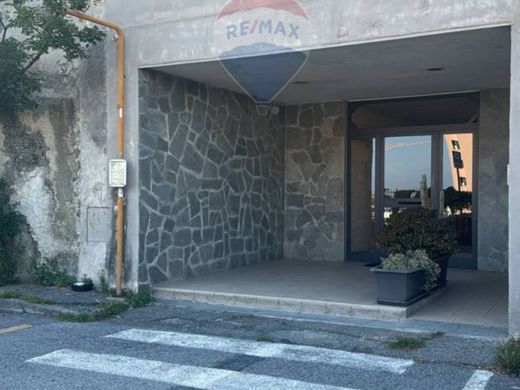 locale commerciale in vendita a Savona