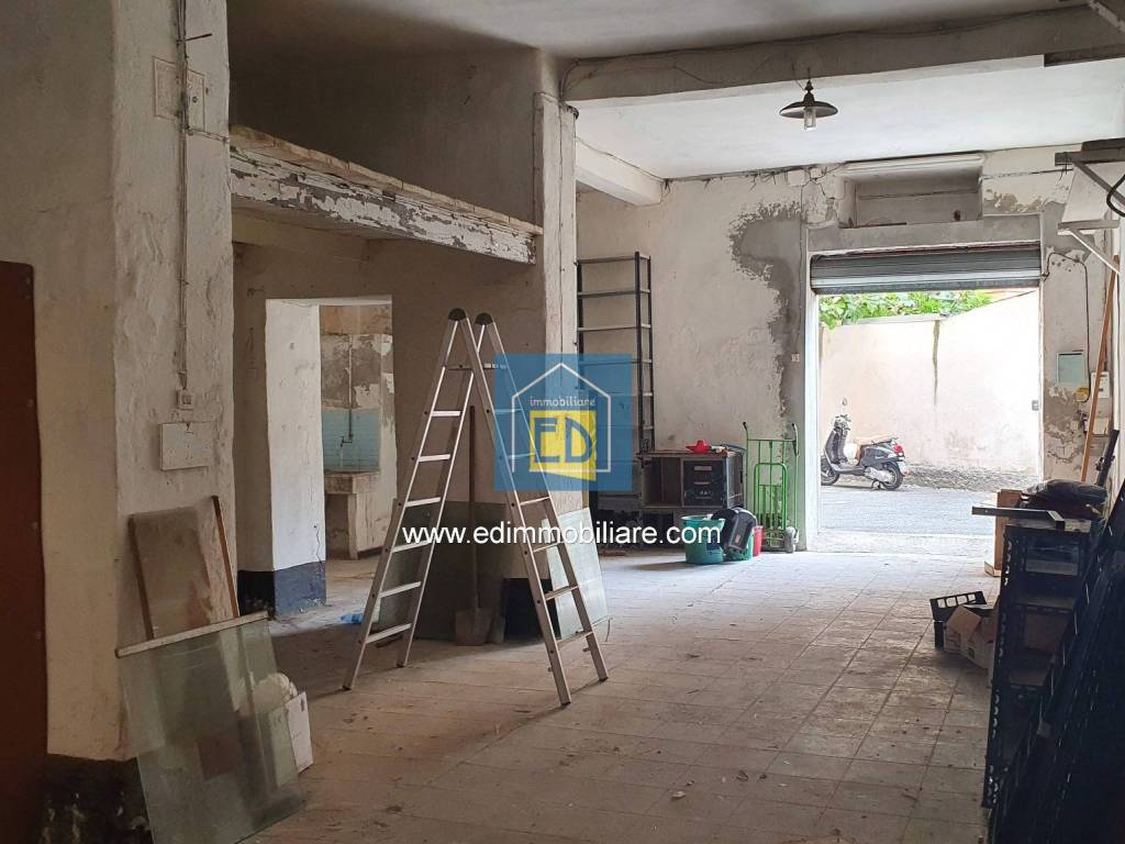 locale commerciale in vendita a Savona