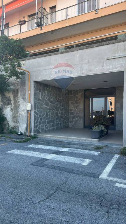 locale commerciale in vendita a Savona