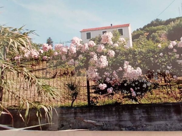 casa indipendente in vendita a Savona in zona Santuario