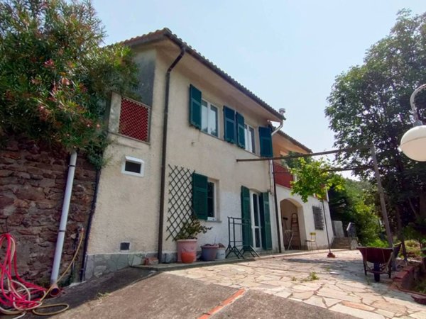 casa indipendente in vendita a Savona in zona Santuario