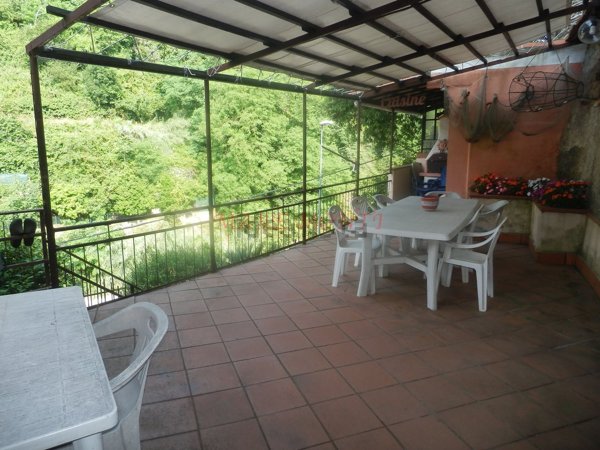 casa indipendente in vendita a Savona in zona Santuario