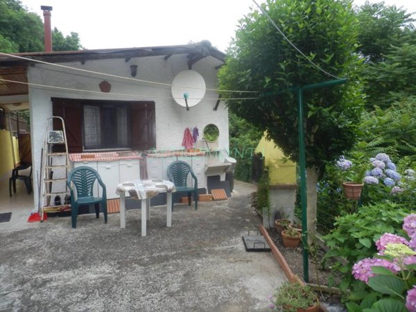 casa indipendente in vendita a Savona in zona Montemoro