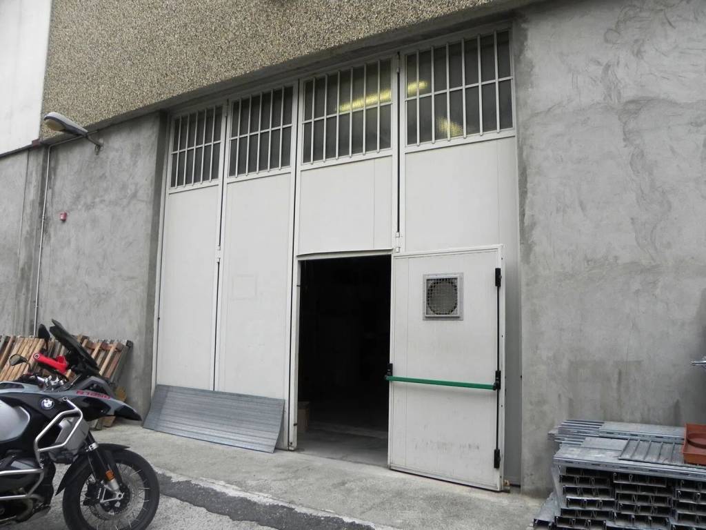locale commerciale in vendita a Savona